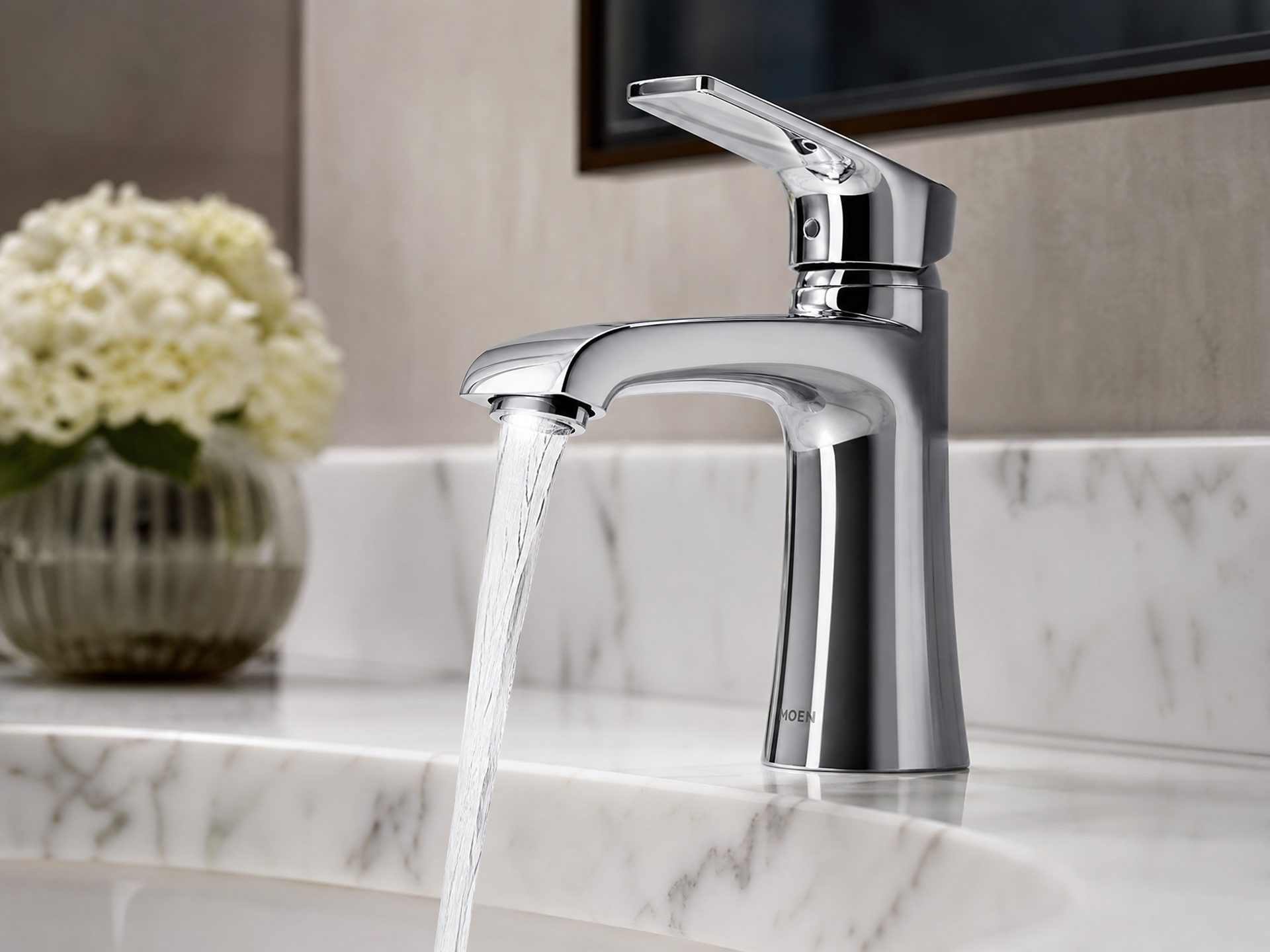 Hochwertige Chrom-Armatur mit fließendem Wasser auf Marmor